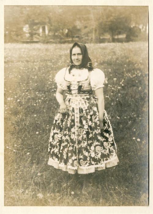 Šestadvacetiletá žena z&nbsp;Kaňovic, kolem roku 1920, foto A. Václavík