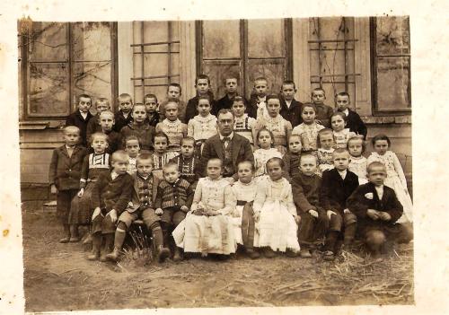 ZŠ učitel Ambrozek někdy kolem r. 1920