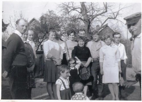 Vpravo původní majitel čp.19 p.&nbsp;Alois Duda (Hrabina)